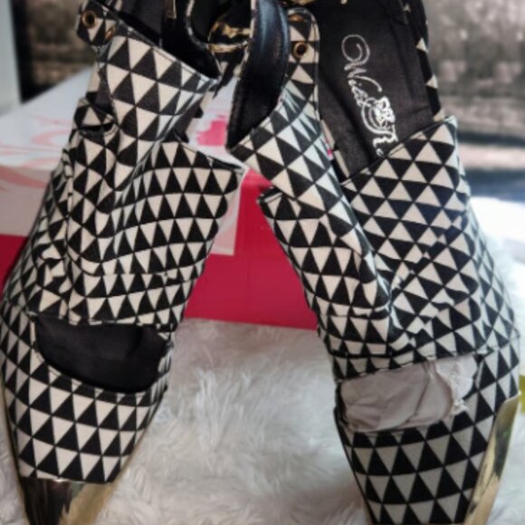 Heels - Picture 2 of 5